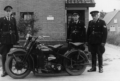 10-1004 3 leden van de Reservepolitie bij een motor, met rechts Kap Hensen. Leden van de reservepolitie waren ...