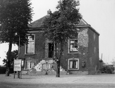 10-1009 Gemeentehuis voorlopig hersteld na oorlogsschade