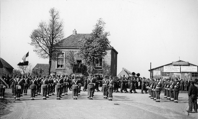 10-1012 Dodenherdinking 1946 met Prinses Irene Brigade. Gezicht vanaf de Molenstraat naar het gemeentehuis aan de Voorstraat.