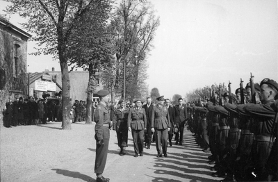 10-1013 Dodenherdinking 1946 met Prinses Irene Brigade