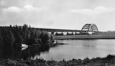 10-1042 Verkeersbrug, zicht vanaf Hedel richting Crevecoeur