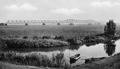 10-1043 Spoorbrug, gezien vanaf de Maasdijk