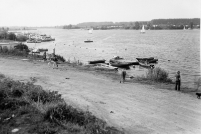 14-15030 Zicht op de maas en loswal.