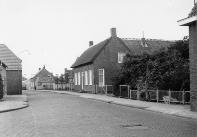 14-15036 Zicht richting Maasbandijk met aan linkerkant Oud Munsterstraat en rechts boerderij Van Staal.