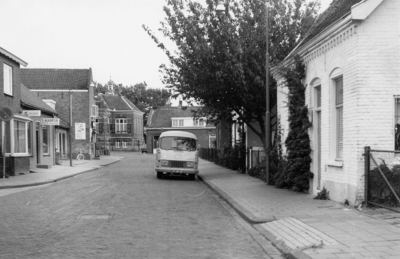 14-15039 Zicht vanaf kruispunt met Kapelstraat richting centrum met op de achtergrond het gemeentehuis.