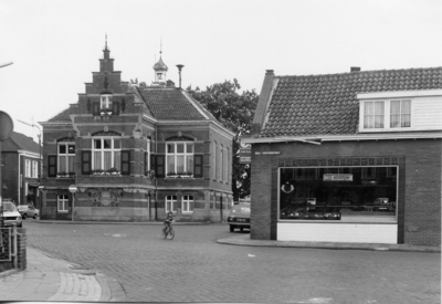 14-15041 Zicht met hoek Graaf Ansfriedstraat/Mgr. Zwijsenplein met rechts slagerij Van Heumen en links achterkant ...