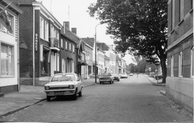 14-15042 Zicht op plein vanaf oostzijde gemeentehuis.