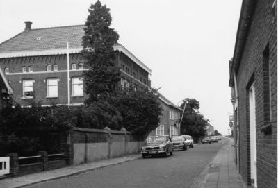 14-15047 Zicht vanaf Mgr. Zwijsenplein met links voormalige burgemeesterswoning.