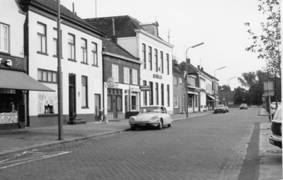 14-15050 Zicht vanaf oostzijde gemeentehuis met links café De Kroon.