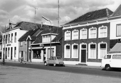 14-15059 Oostzijde van het Mgr. Zwijsenplein met op de achtergrond Zaal de Kroon.