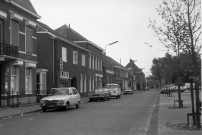 14-15060 Westzijde van het Mgr. Zwijsenplein met op de voorgrond de dokterswoning van o.a. Dr. Van Pelt.