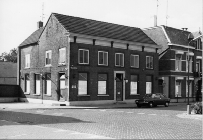 14-15061 Zicht op westzijde Mgr. Zwijsenplein vanaf kruispunt Mgr. Zwijsenplein/Kerkstraat/Teisterbandstraat