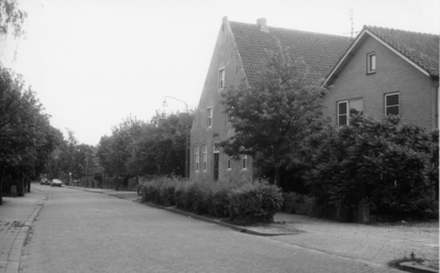 14-15076 Zicht vanaf Mgr. Zwijsenplein met rechts Huis 'Scherpenheuvel'.