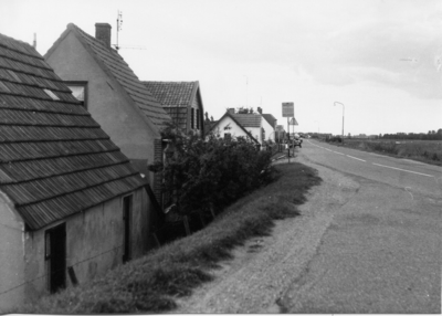 14-15097 Zicht richting Provincialeweg met links de afrit Kloosterstraat en iets verderop de afrit Veersteeg.