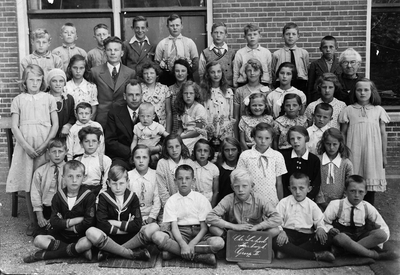 15-10 Schoolfoto: christelijke lagere school, groep 2. Achterste rij vlnr: 1. Gijsbert van Leeuwen Jz., 2. Henk Slegh ...