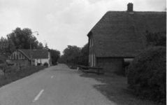 15-15052 Straatgezicht, rechts boerderij (Delwijnsestraat 1)