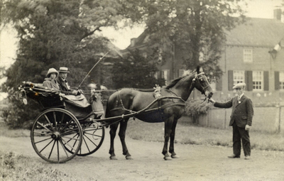 15-27 Herdenking 25-jarig regeringsjubileum koningin Wilhelmina. Op de achtergrond het pand Hemelrijk aan de Molenstraat.