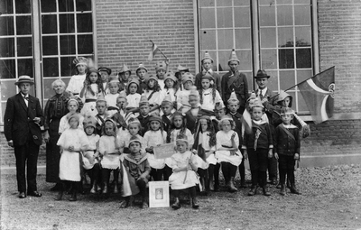 15-3 Schoolfoto: christelijke lagere school ter gelegenheid van het 25-jarig regeringsjubileum van Koningin Wilhelmina ...