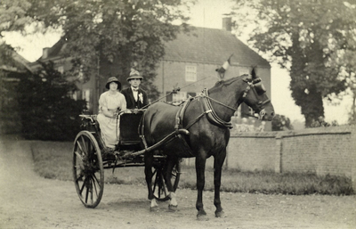 15-30 Herdenking 25-jarig regeringsjubileum koningin Wilhelmina. Op de achtergrond het pand Hemelrijk aan de Molenstraat.