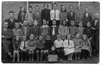 15-342 Schoolfoto: christelijke lagere school, groep 2.