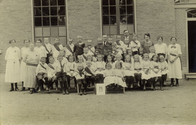 15-41 Schoolfoto: christelijke lagere school, ter gelegenheid van 25-jarig regeringsjubileum koningin Wilhelmina