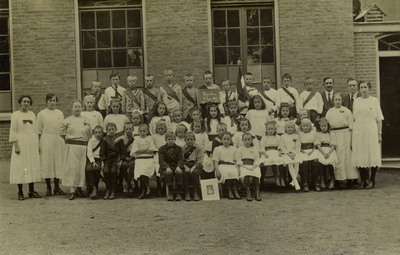 15-43 Schoolfoto: christelijke lagere school, ter gelegenheid van 25-jarig regeringsjubileum koningin Wilhelmina