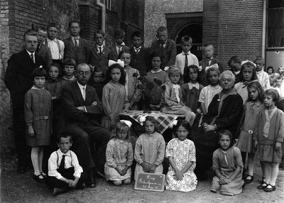 15-7 Schoolfoto: christelijke lagere school, groep 3. Achterste rij vlnr: 1. Meester Cornet, 2. Lies de Weert LCz., 3. ...