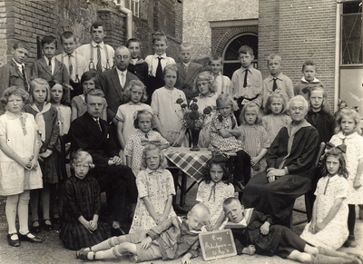 15-8 Schoolfoto: christelijke lagere school, groep 2. Achterste rij vlnr: 1. Arie de Weert Jacz, 2., Gijsbert de Haas ...