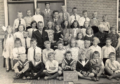 15-9 Christelijke lagere school, groep 1. Achterste rij vlnr: 1. Marinus van Loon Adrz., 2. Chiel Traxel Az., 3. Fien ...