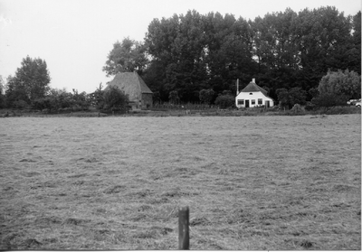 16-15087 Zicht op Kerklaan, rechts parkeerplaats speeltuin