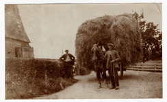 16-163 Drie mannen bij een paard en wagen volgeladen met hooi tijdens de hooitijd op het bedrijf van Adriaan v.d. Kolk. ...