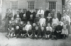 16-167 Schoolfoto: openbare lagere school. Een groep leerlingen met hun onderwijzers van de lagere school. Achterste ...