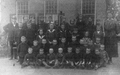 16-168 Schoolfoto: openbare lagere school. Achterste rij vlnr: 1. Meester Leenhouts, 2. Toos Doruiter (Smits) Gd., 3. ...