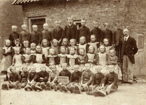16-170 Schoolfoto: openbare lagere school, groep 1.