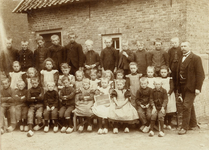 16-171 Schoolfoto: openbare lagere school, groep 2. Achterste rij vlnr: 1. Hendrik Smits PCz., 2. Jan van Ooijen Tz., ...