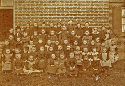 16-172 Schoolfoto: openbare lagere school bij gelegenheid van het 40-jarig jubileum van onderwijzer C. Maris.