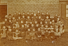 16-172 Schoolfoto: openbare lagere school bij gelegenheid van het 40-jarig jubileum van onderwijzer C. Maris.