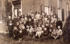 16-175 Schoolfoto: openbare lagere school. Te herkennen zijn: 1. Willem Bouman Jz., 2. Dirk Bouman Jz., 3. Lieske v.d. ...
