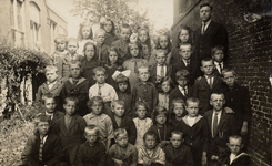 16-177 Schoolfoto: openbare lagere school. Te herkennen zijn: 1. Bartje Bouman (van Wijk) Jbd. van de Rietschoof, 2. ...