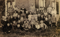 16-178 Schoolfoto: openbare lagere school. Te herkennen zijn: 1 en 2. Meester Jan Willem (roepnaam Wim) Essenburg met ...