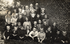 16-179 Schoolfoto: openbare lagere school. Achterste rij vlnr: 1. Wouter van Wijk Adrz. of Wtz.? van de Rietschoof, 2. ...
