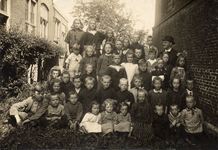 16-180 Schoolfoto: openbare lagere school. Te herkennen zijn: 1. Maaike Verbeek, 2. Trui Sterrenberg (Slegh) Wmd., 3. ...