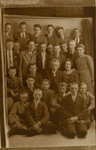 16-191 Een aantal leden van de Jongelingsvereniging. Achterste rij vlnr: 1. Peter van Dockum Matz., 2. Johan van Loon, ...