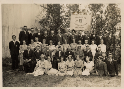 16-193 De leden van de gemengde zangvereniging 'De Vervulde Wensch' met hun vaandel duidelijk zichtbaar. Achterste rij ...