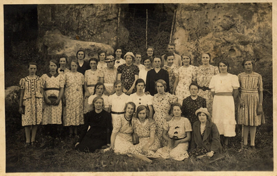 16-194 Een grote groep dames met een chauffeur tijdens een reisje naar Valkenburg. Achterste rij vlnr: 1. Dina ...