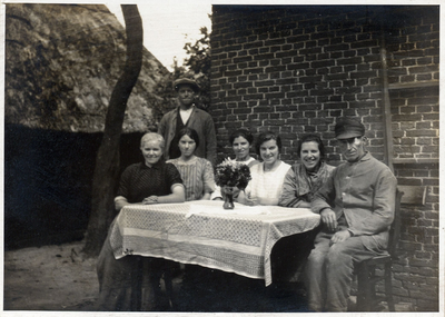 16-196 Een aantal familieleden Bodmer buiten zittend achter een tafel. Vlnr: 1. Tooi Bodmer (Dekkers) Antd., 2. Dien ...