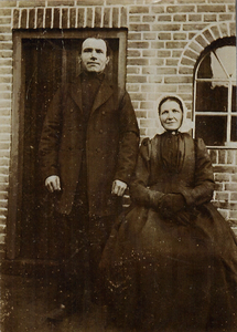 16-205 Een man en een vrouw buiten voor een huis. Vlnr: 1. Jan Vos Daniëlz., 2. Pieternella van Genderen.