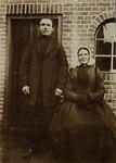 16-205 Een man en een vrouw buiten voor een huis. Vlnr: 1. Jan Vos Daniëlz., 2. Pieternella van Genderen.