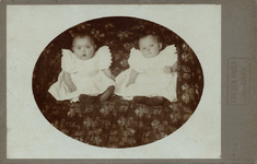 16-222 Portret van een meisjes tweeling. Vlnr: 1. Johanna Doruiter (Verkuil) Gtd., 2. Toos Doruiter (Smits) Gtd.