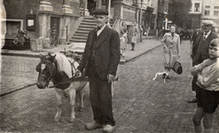 16-235 Een man met een pony en wagen op de Markt van Zaltbommel op de achtergrond zijn nog een aantal personen te zien. ...